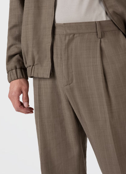 Mens Cotton Raffia Pleat Trouser In Dark Stone Mtrs3107 Whdc